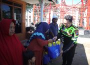 Sambil Patroli, Kapolres Situbondo Bagikan Sembako ke Warga di Pelosok Desa
