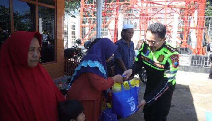 Sambil Patroli, Kapolres Situbondo Bagikan Sembako ke Warga di Pelosok Desa