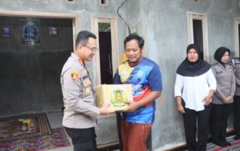 Wujud Kepedulian, Kapolres Situbondo Bersama Tim SOPIA Santuni Keluarga Almarhum Abi