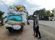 Muatan Overload dan Miring, Pikap Diberhentikan Polisi di Banyuglugur