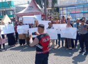Aksi Damai Warga Karangmalang Warnai Polres Situbondo