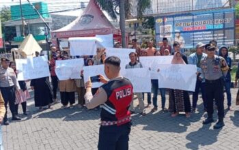 Aksi Damai Warga Karangmalang Warnai Polres Situbondo