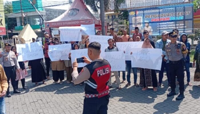 Aksi Damai Warga Karangmalang Warnai Polres Situbondo, Ini Tuntutannya