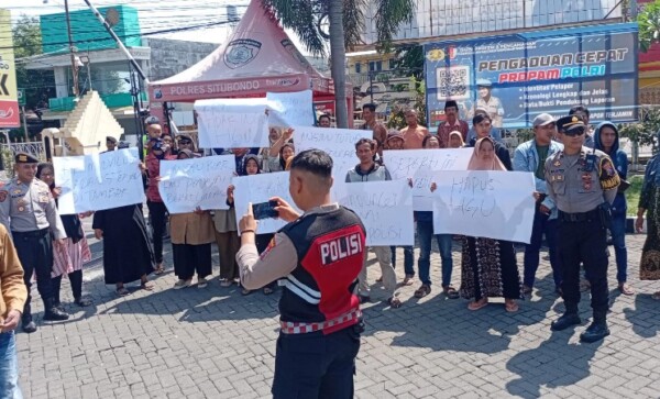 Aksi Damai Warga Karangmalang Warnai Polres Situbondo