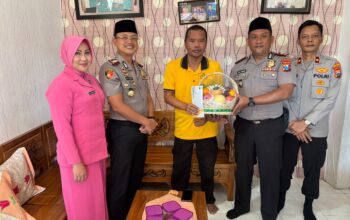 Sambut Hari Bhayangkara ke-80, Kapolres Situbondo Jenguk Anggota yang Sakit