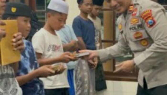 Satbinmas Polres Situbondo Salurkan 50 Al-Qur’an ke Masjid assanul Muttaqin