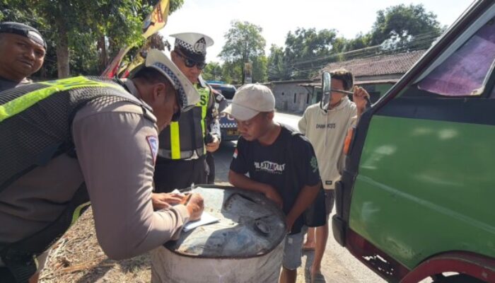 Video Truk Oleng Viral, Satlantas Polres Situbondo Tindak Sopir dan Beri Edukasi Keselamatan