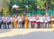Kasat Binmas Polres Situbondo Serahkan Medali dan Piagam O2SN