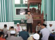 Jumat Curhat, Kapolres Situbondo Serap Keluhan Warga dan Bagikan Bansos di Panarukan