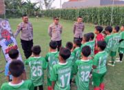 Bentengi Generasi Muda dari Narkoba, Satbinmas Polres Situbondo Sambangi SSB FFA dan Bagikan Bola hingga Susu