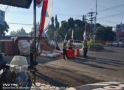 Truk Muatan Serbuk Kayu Terguling di Simpang 4 Pos Lantas 90