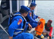 Demi Nafkah Keluarga, Nelayan Melaut dengan Ban Dalam, Satpolairud Situbondo Turun Tangan