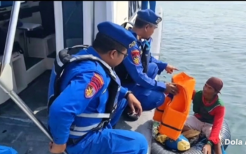 Demi Nafkah Keluarga, Nelayan Melaut dengan Ban Dalam, Satpolairud Situbondo Turun Tangan