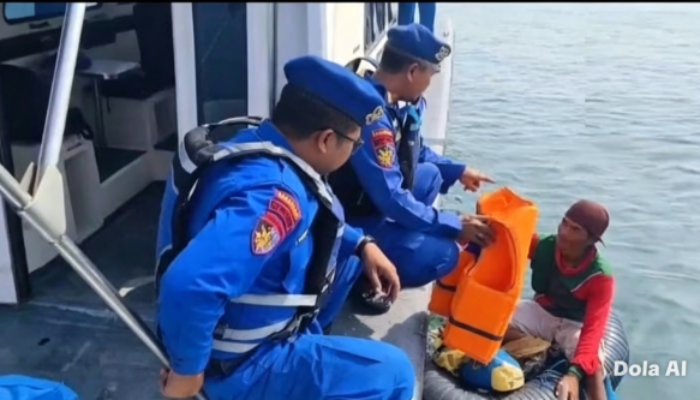 Demi Nafkah Keluarga, Nelayan Melaut dengan Ban Dalam, Satpolairud Situbondo Turun Tangan