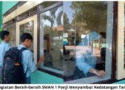 Warga SMAN 1 Panji Gotong Royong Bersihkan Lingkungan Sekolah Menyambut Kedatangan Tamu