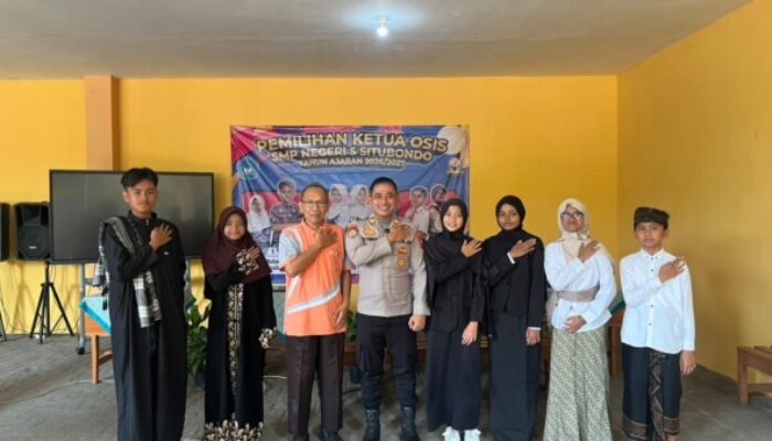 Kasat Binmas Polres Situbondo Edukasi Pelajar soal Demokrasi, Bullying dan Hotline 110