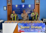 Jumat Berkah, Satlantas Situbondo Bagikan Makanan kepada Tukang Becak Dan Warga