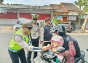 Humanis dan Penuh Kepedulian, Kasat Lantas Polres Situbondo Edukasi Anak TK-SD
