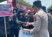 Polisi Bersama Masyarakat , Sat Binmas Polres Situbondo Bagikan Air Minum Kepada Peserta Unjuk Rasa di PN Situbondo