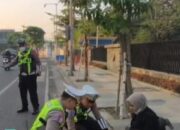 Polisi Sigap Berikan Pertolongan Pertama pada Pengendara yang Terjatuh di Jalan Raya  