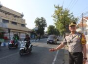 Kapolres Situbondo Pimpin Pengaturan Pagi dan Bagikan Cokelat kepada Pengendara Tertib